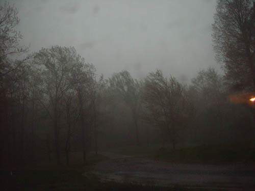 Lijkt een beetje op zo'n orkaan stormpie - misschien dat ze daarom tornado warnings gaven voor deze storm ...