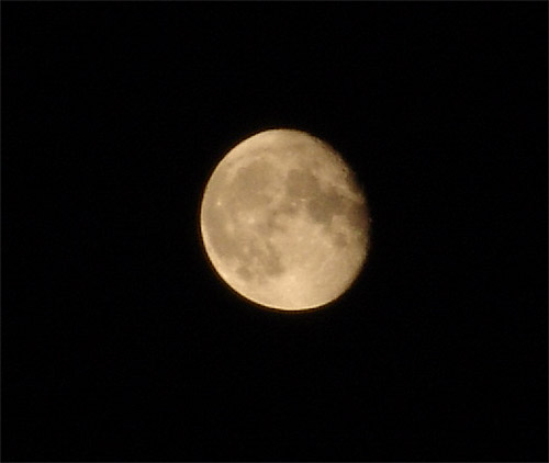 It took me quite a while to get it right: the moon ... looks like the one in Holland ;-)